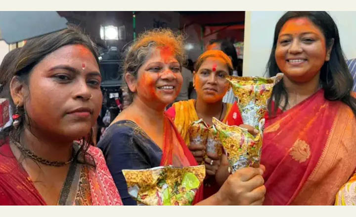 বিজেপির কার্যালয়ে উৎসবের আমেজ, ঝালমুড়ি বিতরণ